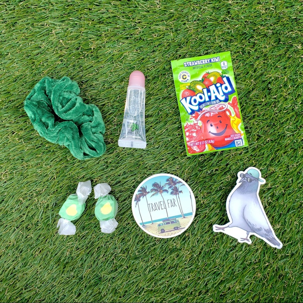 LIPGLOSS & SCRUNCHIE BUNDLE - Picture 4 of 8